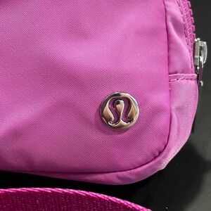 **Rare Colour POW Pink” Lululemon NWT Everywhere Belt Bag **Discontinued Colour*